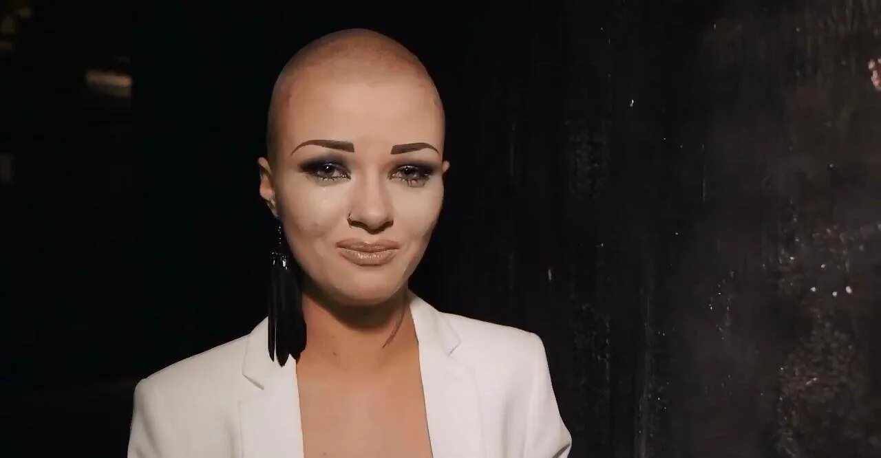 Дана соколова 2022. Дана соколова певица. Соколова певица лысая. Диана соколова. Юлия зиверт лысая.