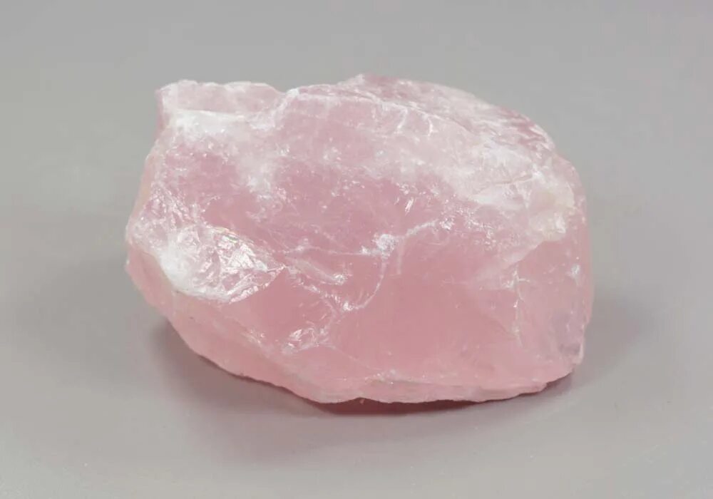 Как отличить розовый. Розовый кварц не ограненнй. Розовый кварц камень необработанный. Розовый кварц самородок камень. Розовый молочный камень.