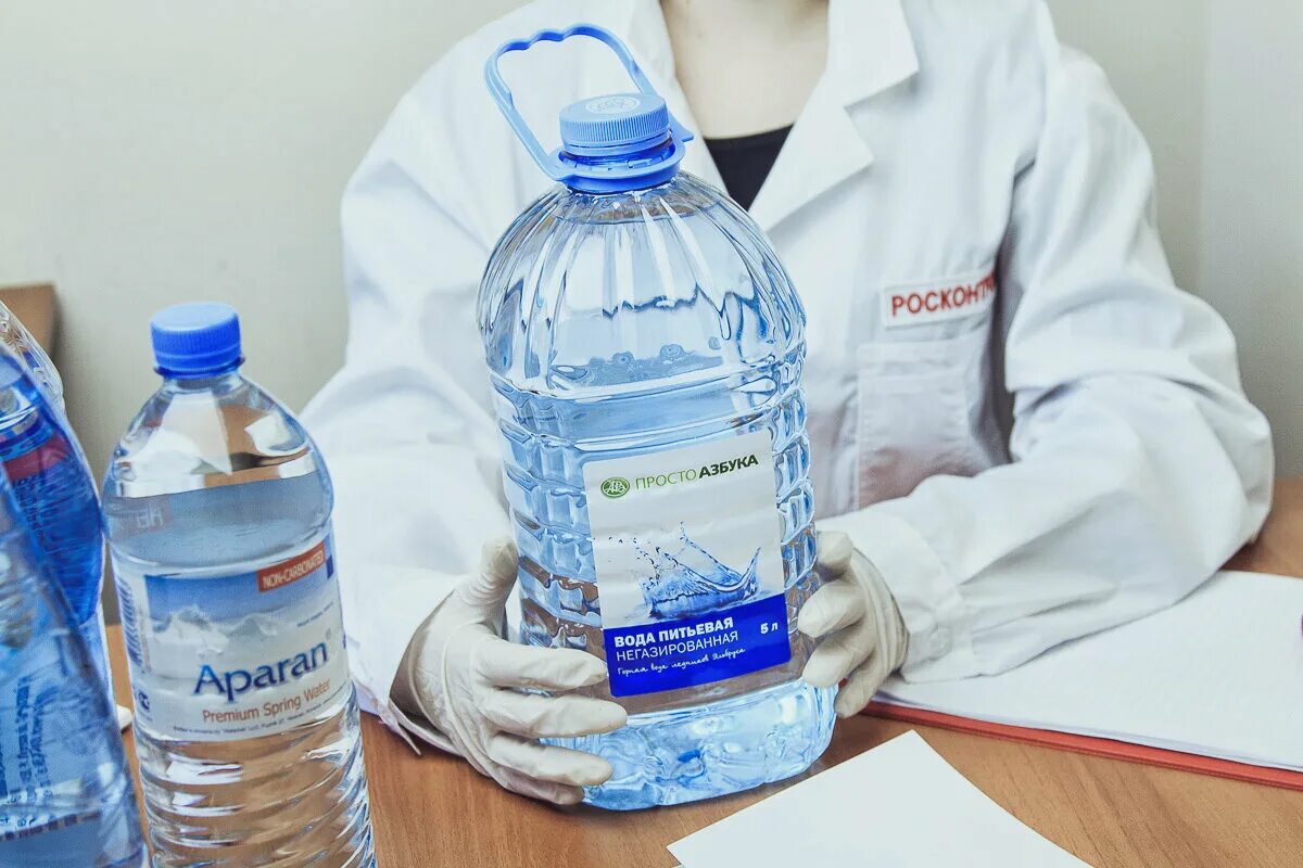 Питьевая вода. Чистая вода бутилированная. О качестве воды бутилированной. Вода очищенная в аптеке.