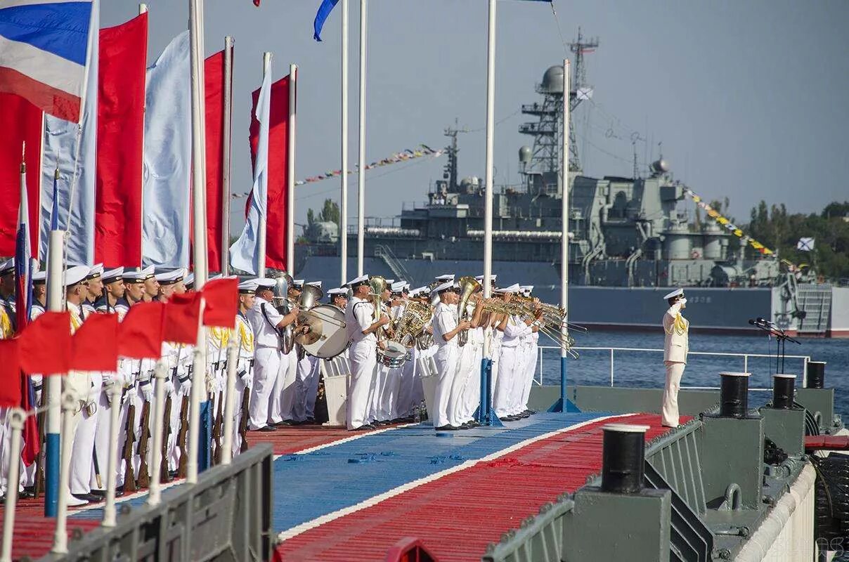 Морской флот севастополя. ВМФ Севастополь. День флота в Севастополе 33 богатыря. Севастополь моряки ВМФ. День военно морского флота Севастополь.