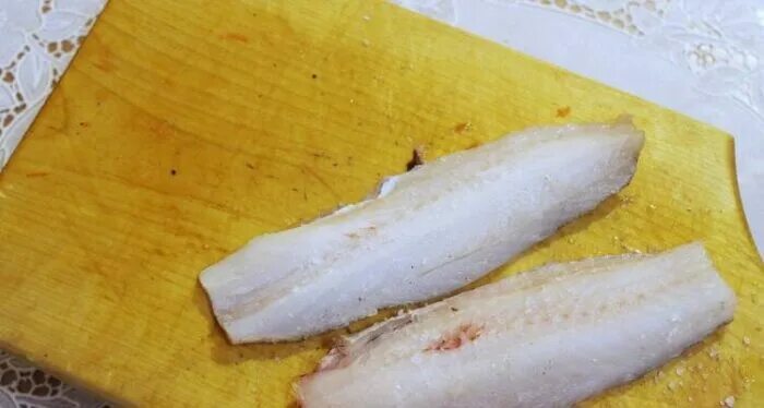 Минтай с майонезом. Оттаивание рыбы. Минтай размороженный. Порезанный минтай. Рыба сайда, хек, минтай.