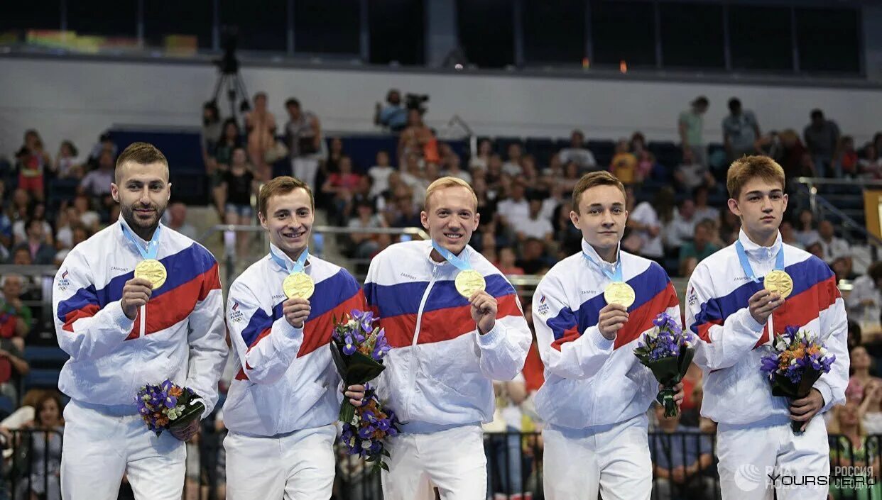 Первый олимпийским чемпионом современности стал. Награждение спортсменов. Российские спортсмены. Спортсмен с медалью. Российские спортсмены с медалями.