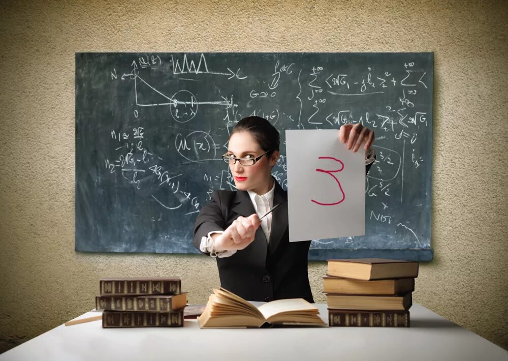 Учитель оценивает ученика. Как быть замеченной в школе. Как быть замеченной в школе. Школьники за партой. Ученик за партой.