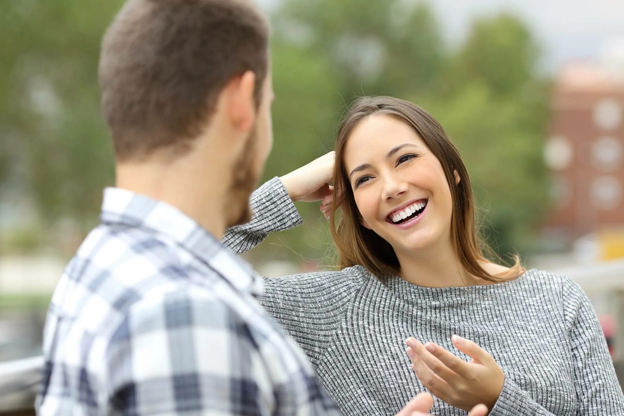 Woman is person. Дружелюбная девушка. Разговор мужчины и женщины. Беседа мужчины и женщины. Радостное общение.