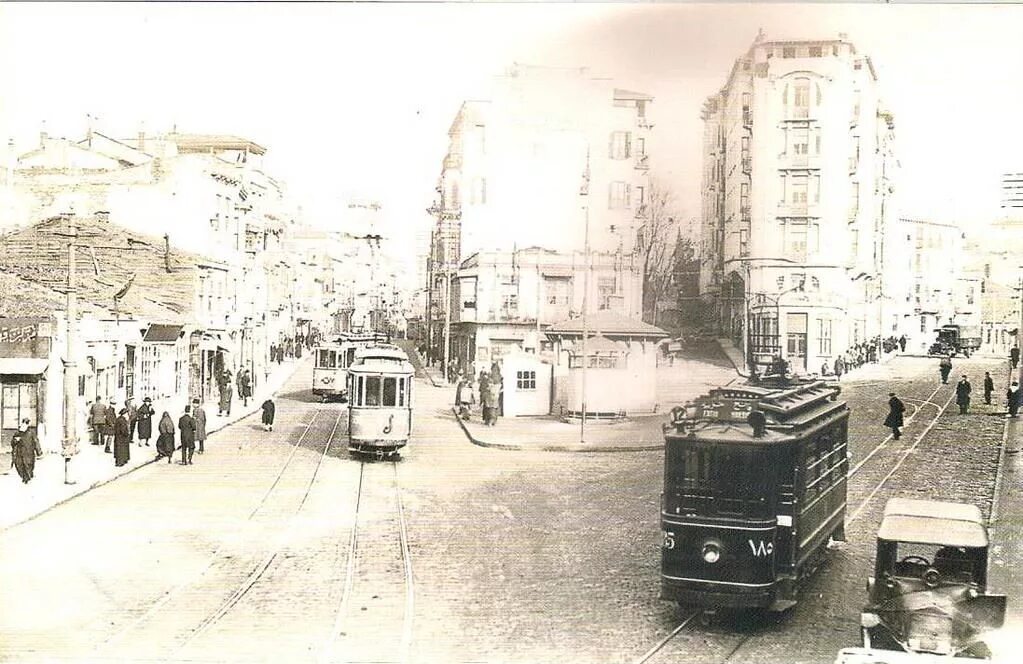 Старые фотографии Стамбула. Istanbul 1920. Кадыкей трамвай. Нишанташи Харбийе музей Стамбул.