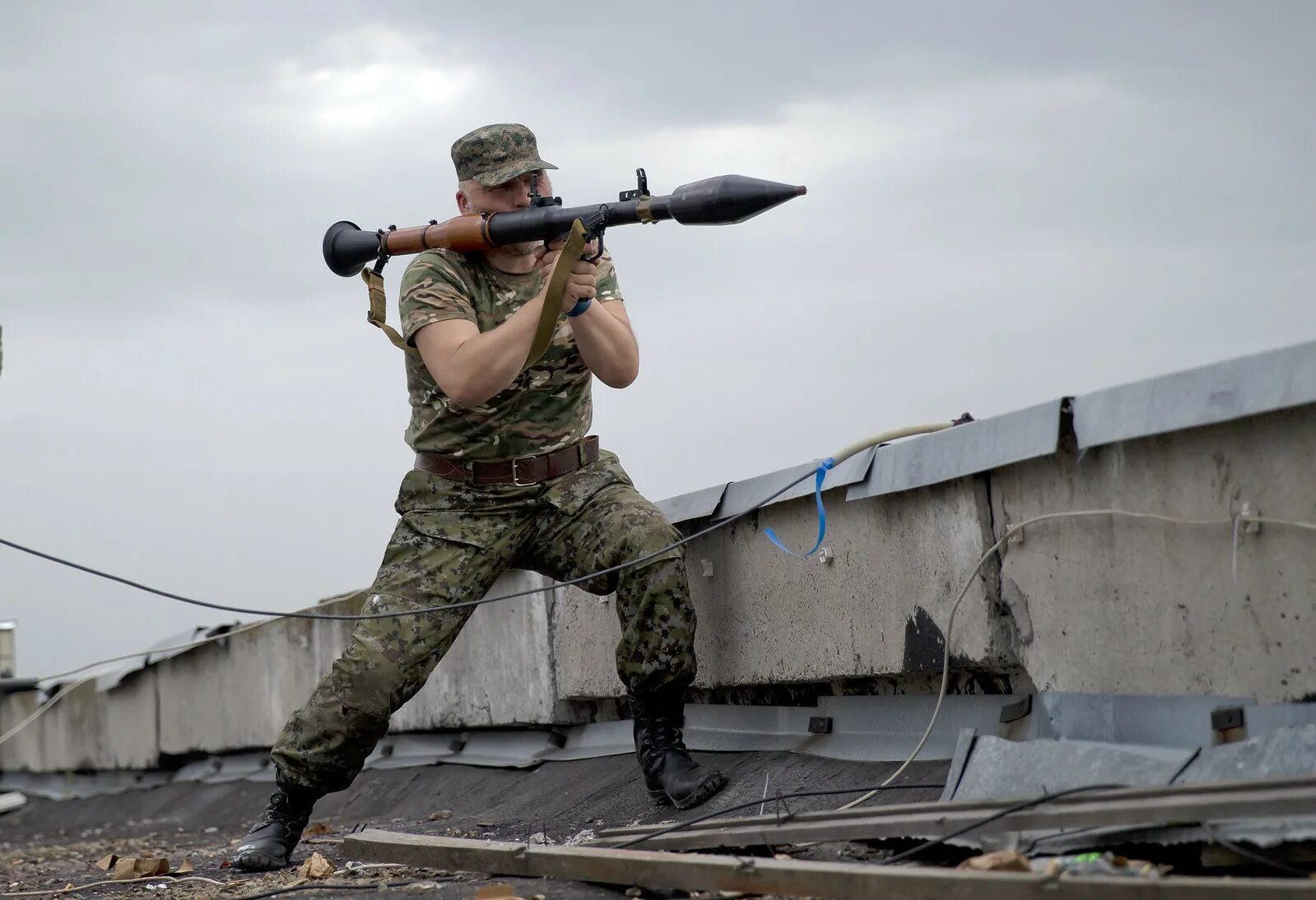 РПГ 7 на Донбассе. Солдат с РПГ. Солдат с гранатометом. Украинские военные стреляют.