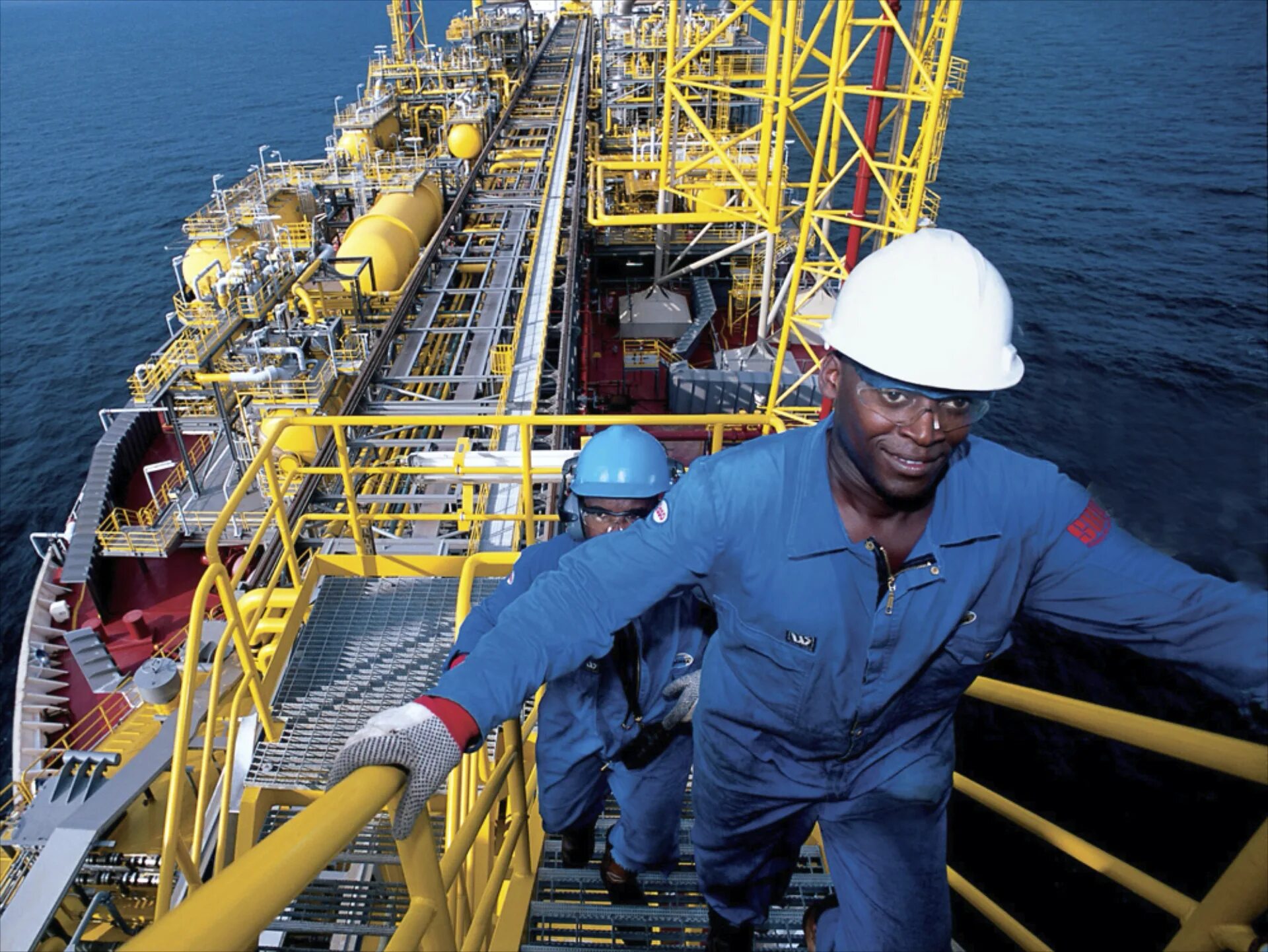 Занимался нефтью газом. Добыча нефти и газа в Нигерии. Нефтяные месторождения Анголы. Нефтеперерабатывающая промышленность Африки.. Нефтедобыча в Нигерии.
