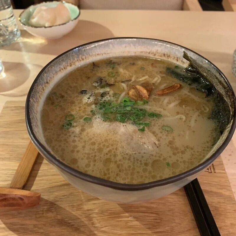 Мисо рамен и тонкоцу. Тонкоцу рамен геншин. Рамен удон тонкацу. Тонкотсу рамен. Тонкоцу рамен.