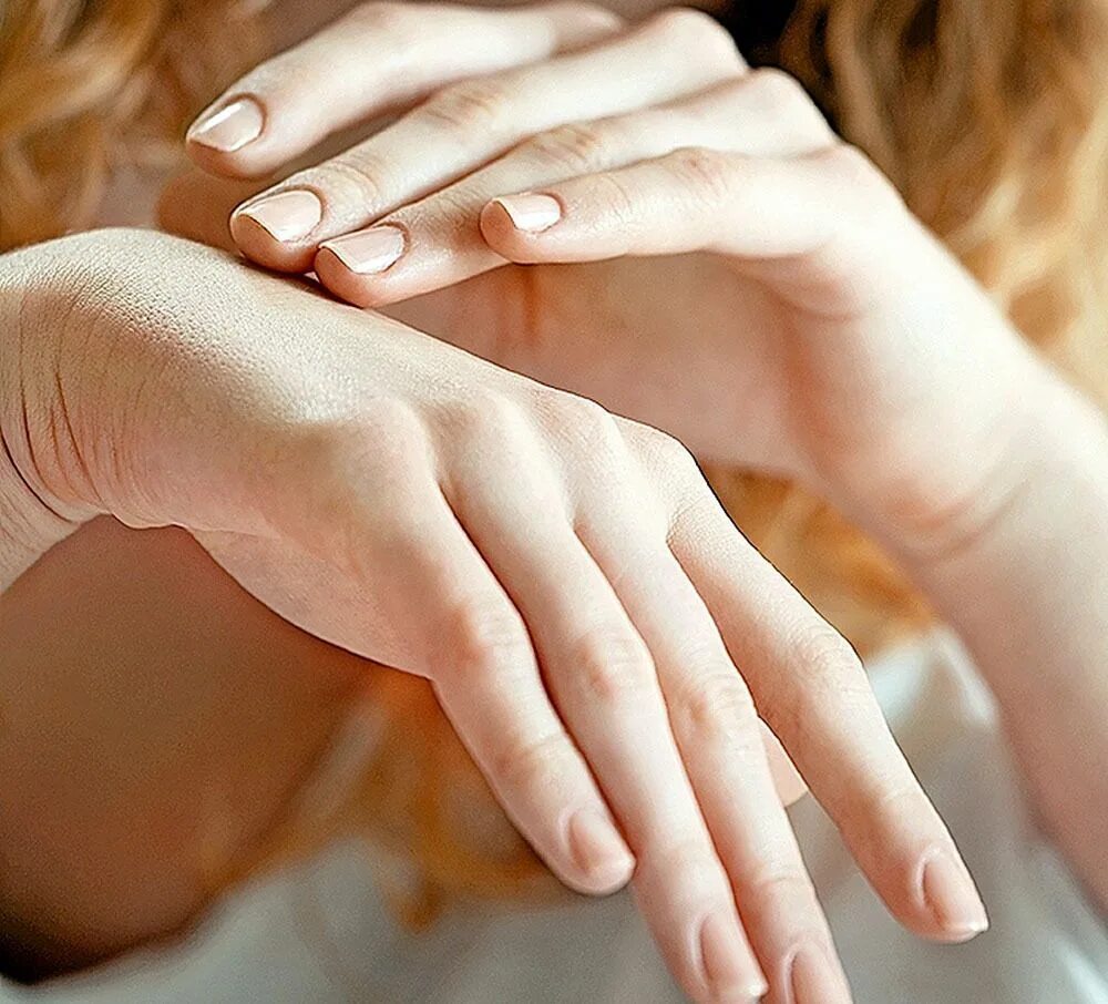 Красивая рука девочка. Женская рука. Красивые пальцы. Красивые руки. Красивые женские руки.