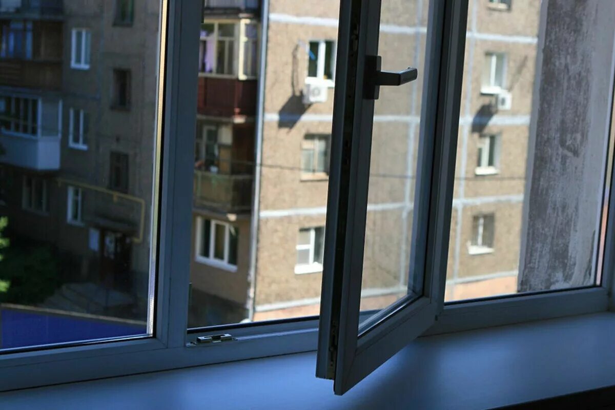 Окно в квартире. Вид с окна вниз. Окно в больнице. Вид с пятого этажа. Дом окон.