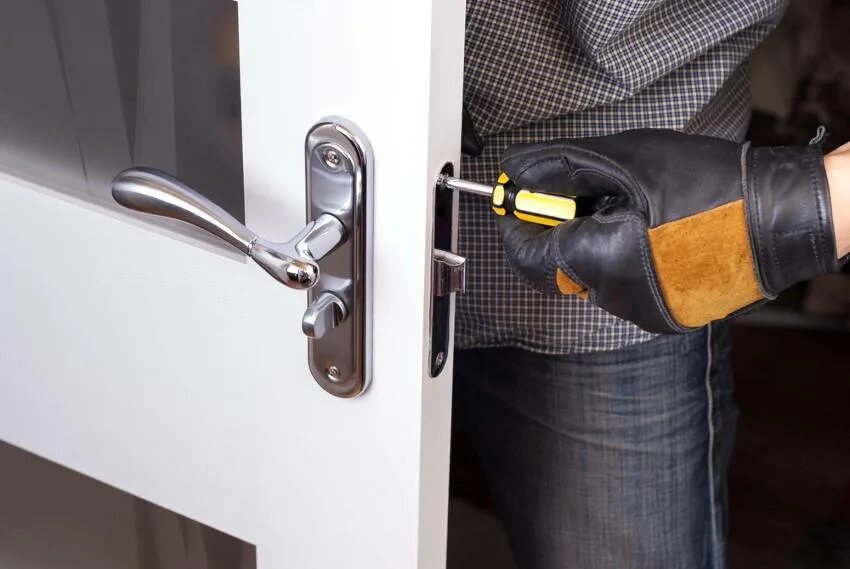 Ремонт замков дома мастер. Дверной замок master lock. вскрытие замка в входной двери. установщик дверных замков. замок для межкомнатной двери.