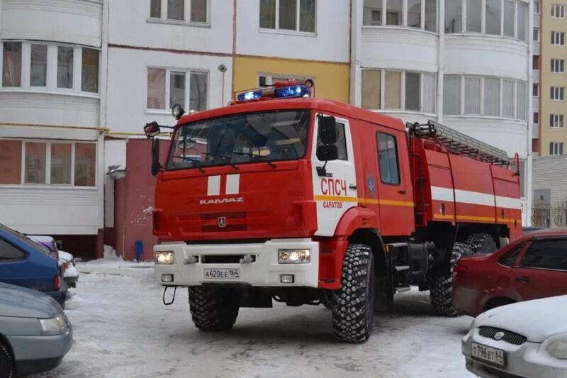 Подъезд для пожарных автомобилей. Проезд для пожарной машины. Водитель пожарного автомобиля. Пожарная машина паркуется на площадку для пожарных авто.