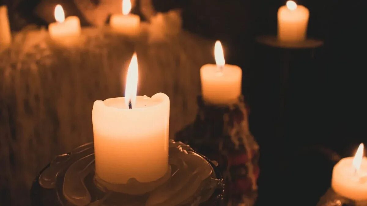 Две горящие свечи. Свеча горела. Видео про свечку. Задувание свечей на торте арт. Свечи "огоньки".