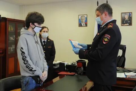При получении сотрудником