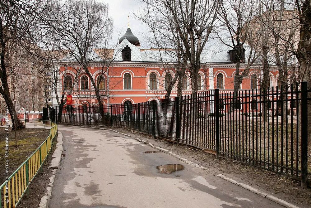 московское троицкое подворье. подворье троице-сергиевой лавры в москве. московское подворье свято-троицкой сергиевой. подворие троице-гергиевой лаврытроицкое подворье в москве. храм живоначальной троицы подворье троице сергиевой лавры.