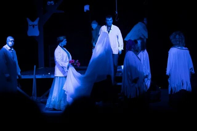 гамлет похороны офелии. гамлет похороны офелии. гамлет похороны офелии. офелия спектакль шекспир. гамлет 1990 офелия.