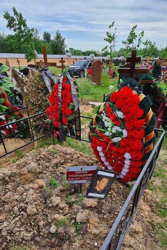 Где похоронен сын моргуновой. Могила единственного сына Светланы Моргуновой. Памятник на кладбище сына Светланы Моргуновой.