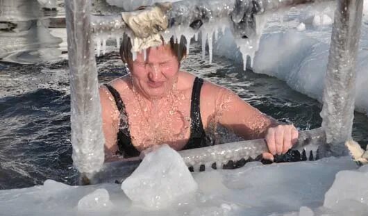 Купаются в проруби на крещение. Крещенские купания. Елена потанина в проруби. В прорубь пойдешь. Купание в проруби.
