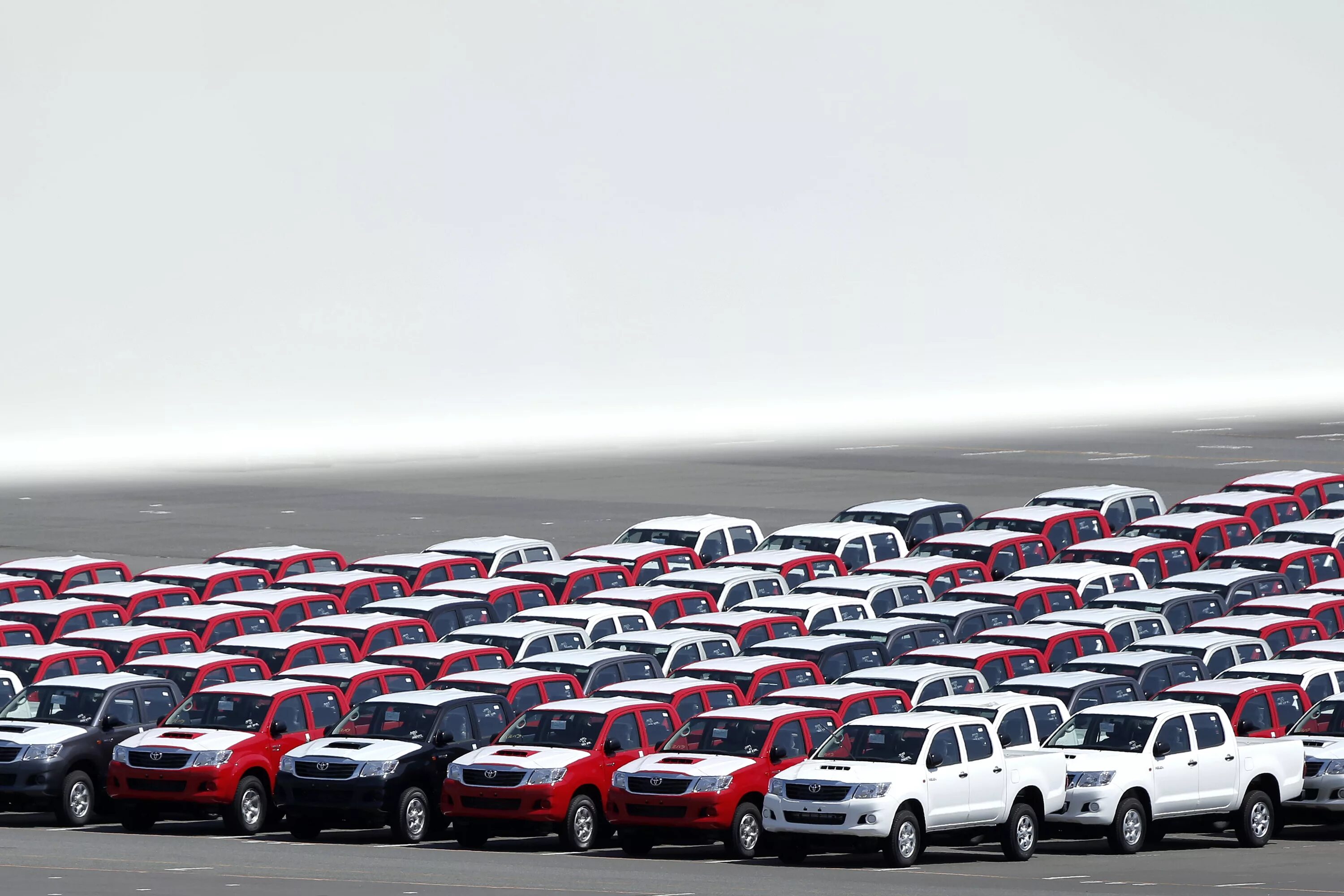 Грузовики для перевозки топлива. Автомобили сырье. Грузовики для транспортировки топлива. Mercedes actros 2020 автовоз. Автомобили сырье.