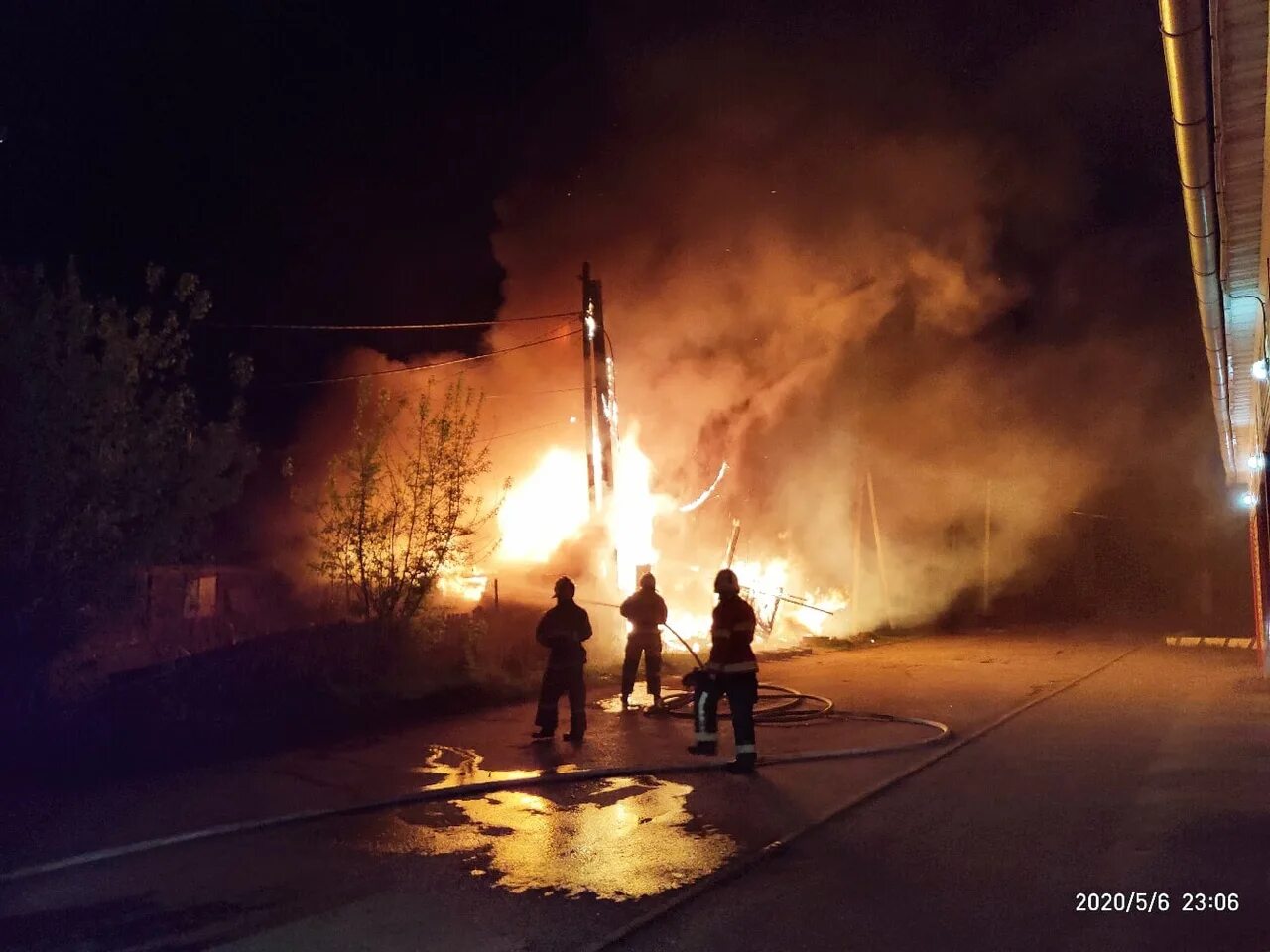 Сирена омск сейчас. Пожар в Омске 2020. Пожар в Омске 1 октября. Пожар в частном секторе в Омске. Очень очень очень страшный пожар пожарные.