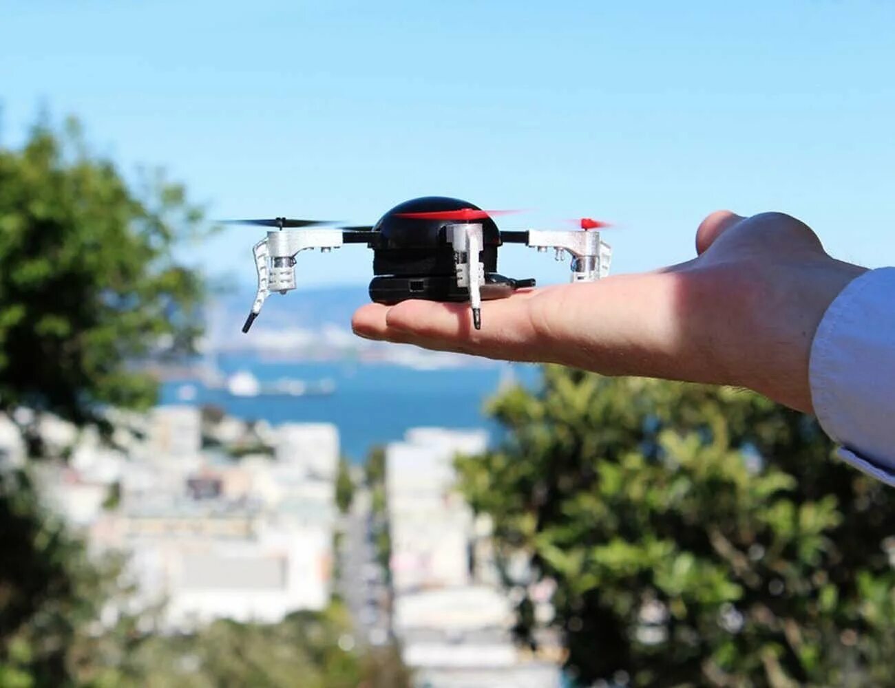 Можно ли использовать квадрокоптер с камерой. Micro drone 2.0. micro drone 3.0 камера. самый маленький дрон. самый маленький дрон с камерой.