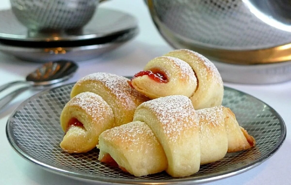 Рогалик сдобный. Пышные булочки из дрожжевого теста. Кондитер испёк 35 рогаликов известно что 10 рогаликов он полил. Рогалик булочка. Кондитер испек 40.