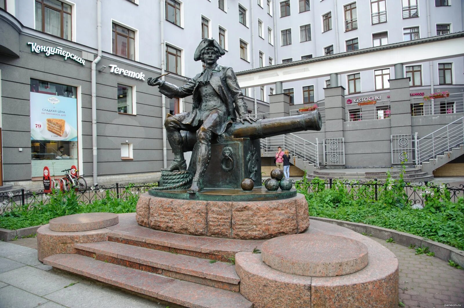 Памятник ленину на васильевском острове. Памятники на васильевском острове. Памятник василию корчмину на васильевском острове. Памятник василию корчмину в санкт-петербурге. Памятники на васильевском острове.