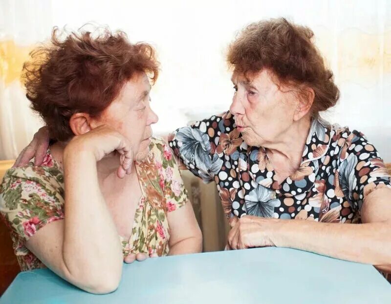 Две пожилые женщины. Разговор с пожилой женщиной. Пожилые женщины общаются. Разговор двух женщин.