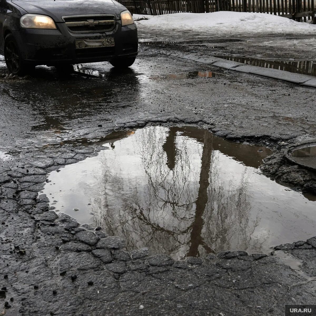 ямы в дождь. выбоина на дороге. дороги с ямами. ямы в дождь. выбоины на асфальте.