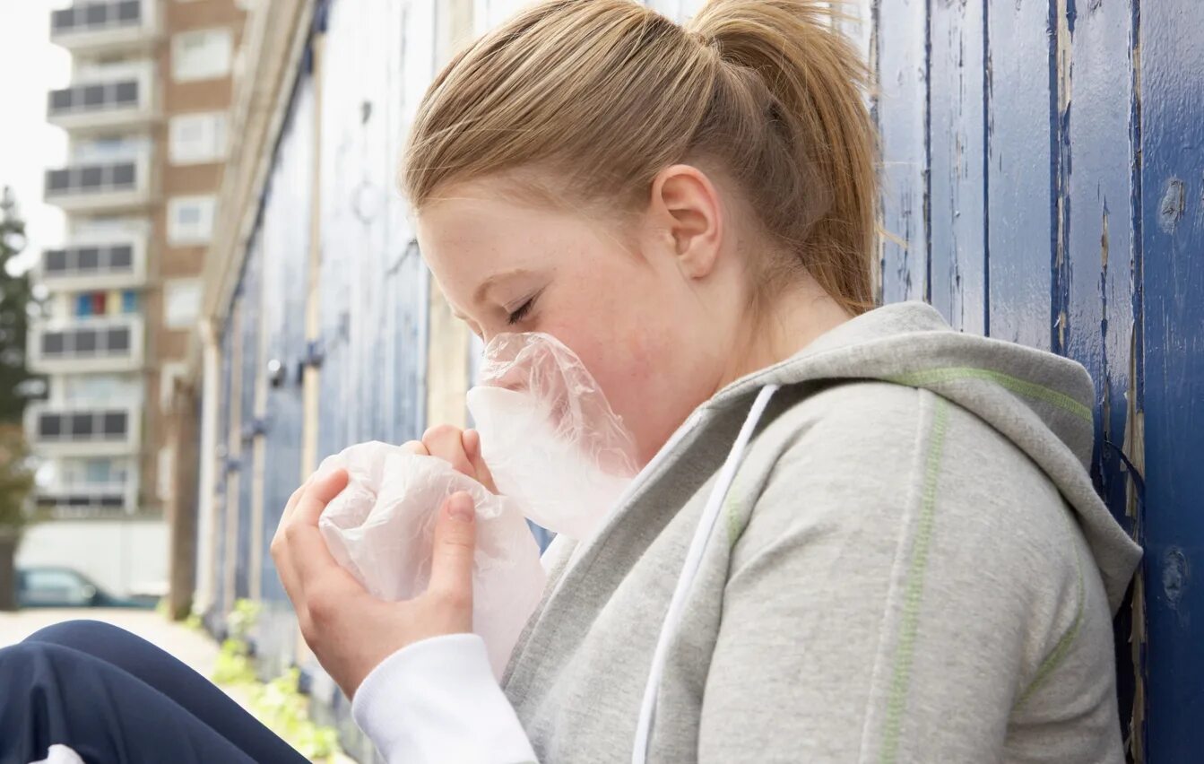 девушка с трусами во рту. девушка и духи. духи для женщин. одуванчик для детей. мальчик дарит обвисшие цветы.