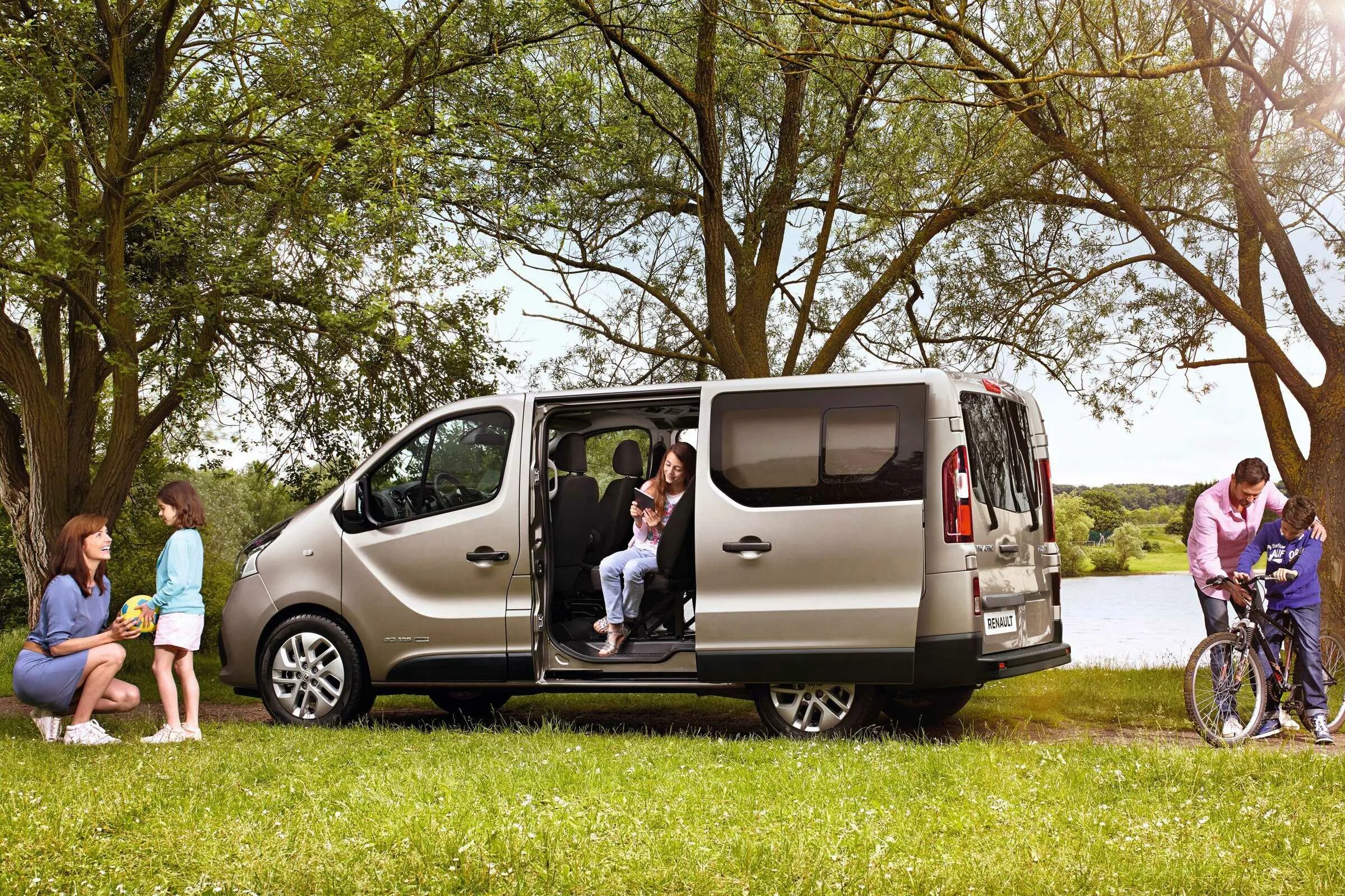 Renault Trafic 3 Passenger. Рено семейный минивэн. Рено Логан семейный автомобиль. Микроавтобус для семьи. Есть программа семейный автомобиль