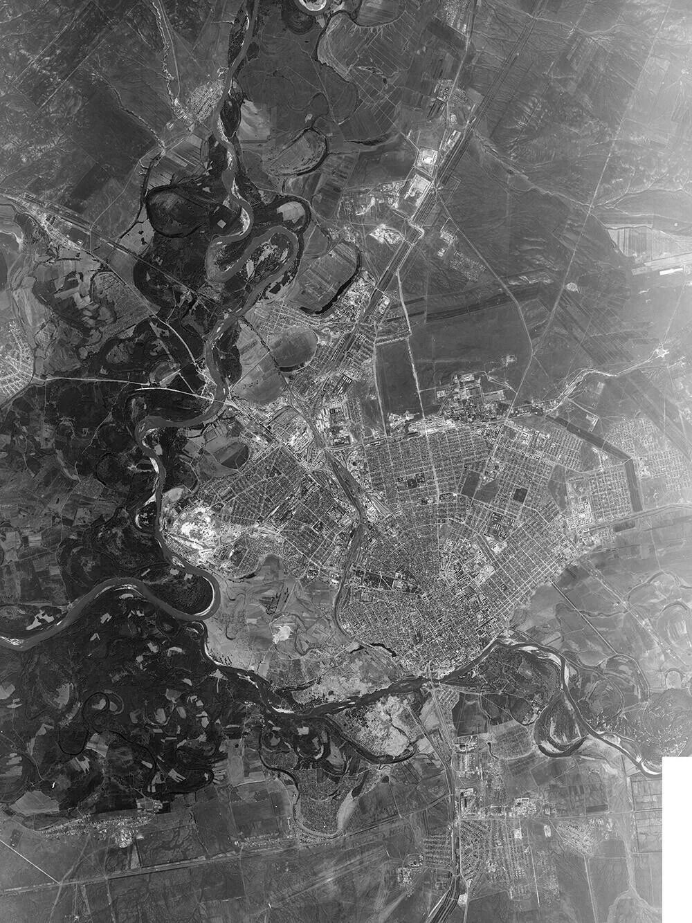 Оренбург со спутника в реальном времени карта. Спутниковый снимок Оренбурга 1965. Оренбург со спутника 1964. Оренбург снимки со спутника. Старые снимки со спутника.