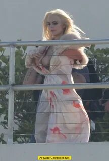 Lindsay Lohan rucha się i podnosi spódniczkę w Miami.