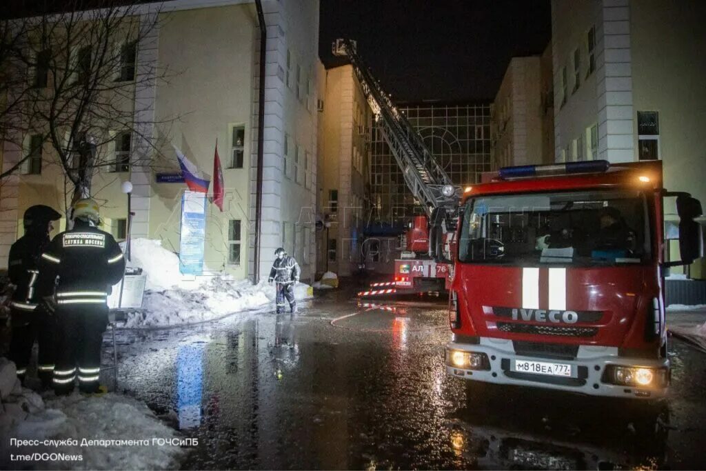 Пожар внутри здания. Пожар в москве 12. Пожар в жилом доме. Пожар в москве 12. Пожар в королёве.