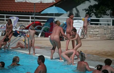 Purenudism Images-Drag and Drop in the Pool - 2.