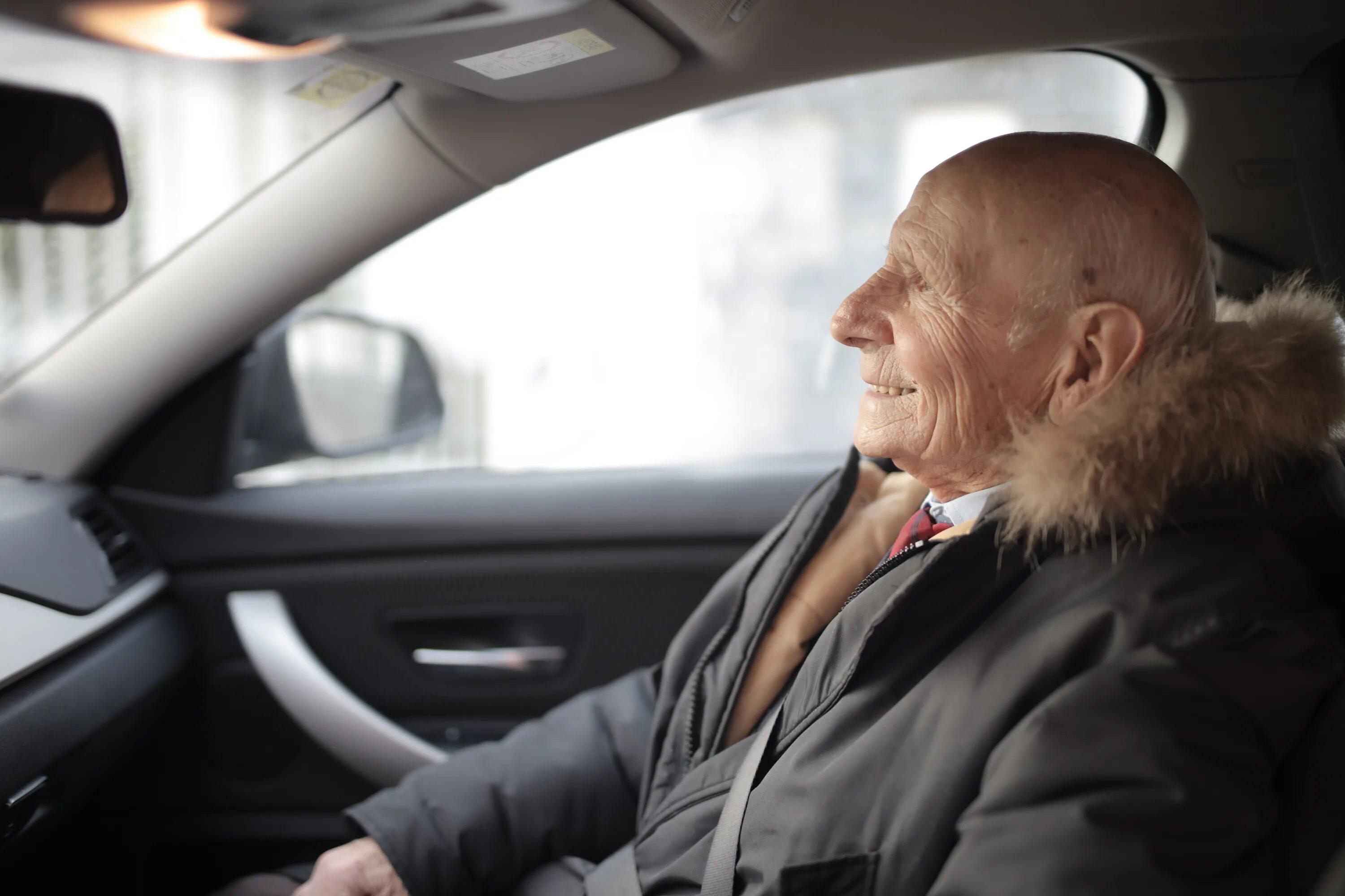 Самый пенсионерский автомобиль. Пенсионер на автомобиле. На машине пенсионер в России. Машина для пенсионеров.