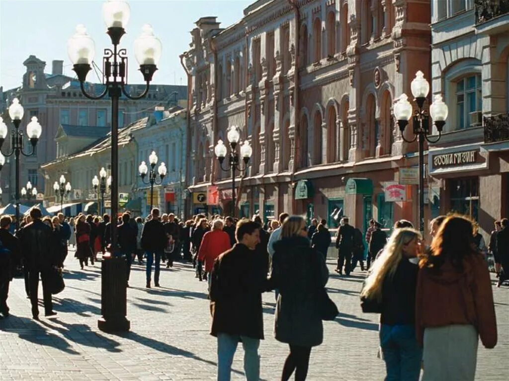 Люди на улицах москвы. Люди на улицах москвы. Старый арбат москва толпы. Народ на улицах москвы. Много людей в городе.