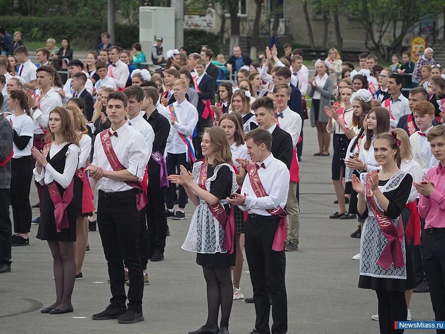Русский школьный вальс. Школьный вальс. вальс в школе. вальс школьники. школьный вальс фото.