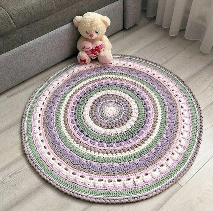 Круглый коврик из трикотажной пряжи. Ковер из трикотажной пряжи. Коврик в ванну из трикотажной пряжи. Коврик из трикотажной пряжи. Ковер из трикотажной пряжи крючком.