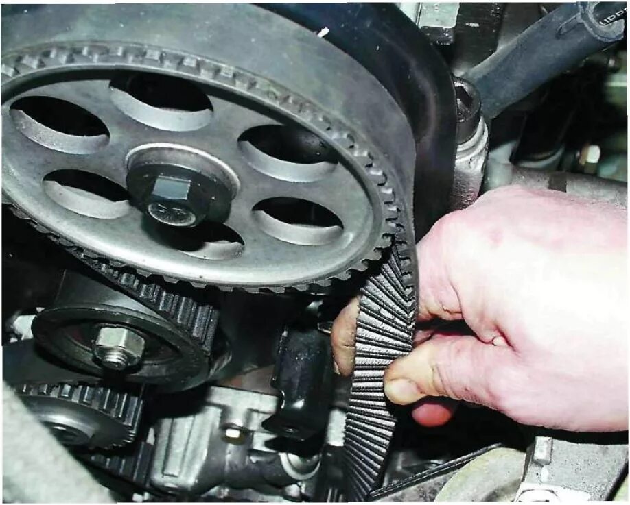Как проверить грм. Ремень грм ваз 2112 натяжка ремня грм. Ваз 2105 натяжение ремня грм. Подшипник муфты компрессора кондиционера рено логан 2. Грм шевроле круз 1.