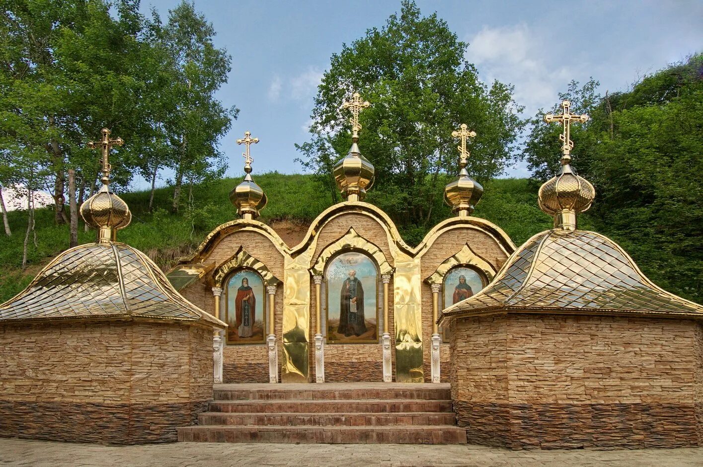 Родник пушкино. Радонеж Святой источник Сергия Радонежского. Радонеж Хотьково храм купель. Родник преподобного Сергия в Радонеже. Радонеж купель Сергия Радонежского.