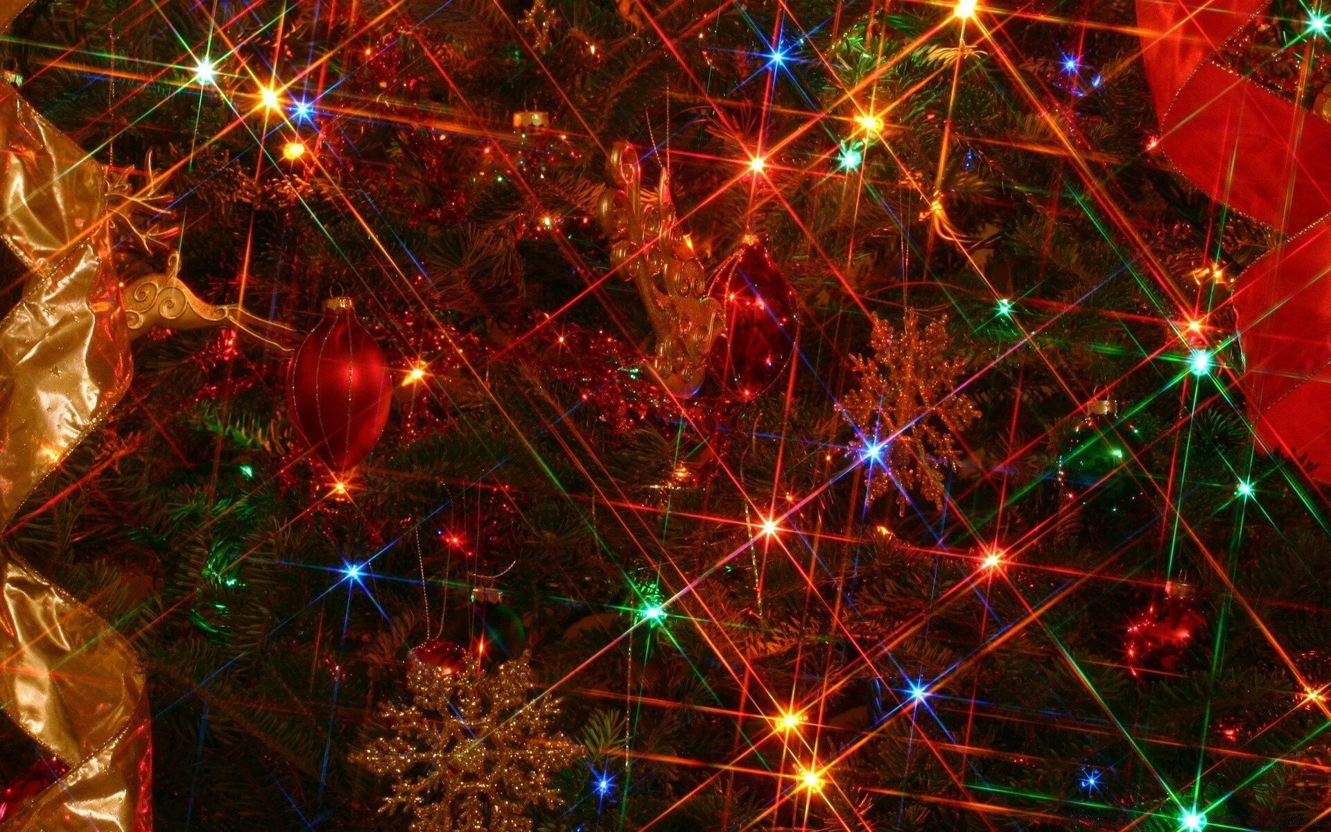 Новогодние шары на черном фоне картинки. Блестящие новый год он родился на свет. Рождественская елка. Золотистые блестки. Красивый новогодний фон.