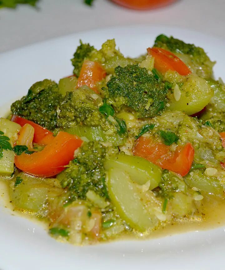 Цветная капуста с овощами. Капуста брокколи на тарелке. Брокколи и цветная капуста рецепты. Тушеная брокколи цветная. Брокколи на пару.