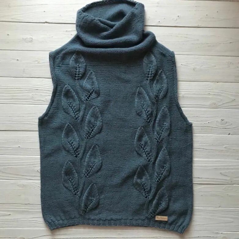 Супер жилет спицами екатерина. Isabel marant жилет. Вязаная безрукавка с воротником. Безрукавка с воротником мужская. Вязаная жилетка с воротом.
