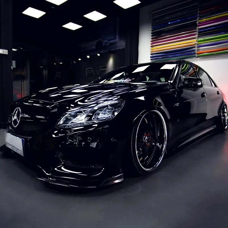 Черный глянец пленка на авто. Цвет для мерседес черный глянец. Черный глянец авто. Пленка черный глянец для автомобиля. Астон мартин матовый.