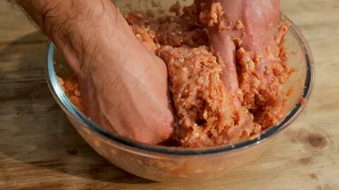 Приготовление колбасы из курицы и свинины