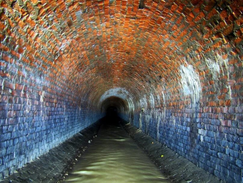 Река неглинка кузнецкий мост. Подземная река неглинка. Коллектор реки неглинка. Река неглинная. Подземные реки москвы неглинка.