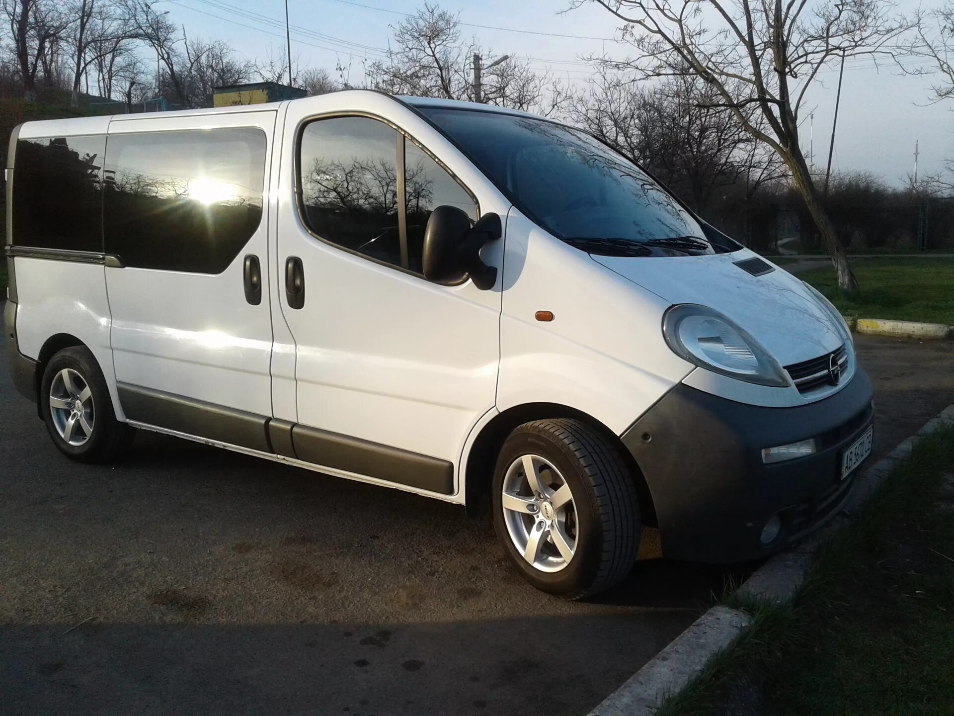 Трафик купить авито. Opel Vivaro 2002. Опель Виваро 2002 1.9. Рено трафик 2006 года. Опель Виваро 2005 год.