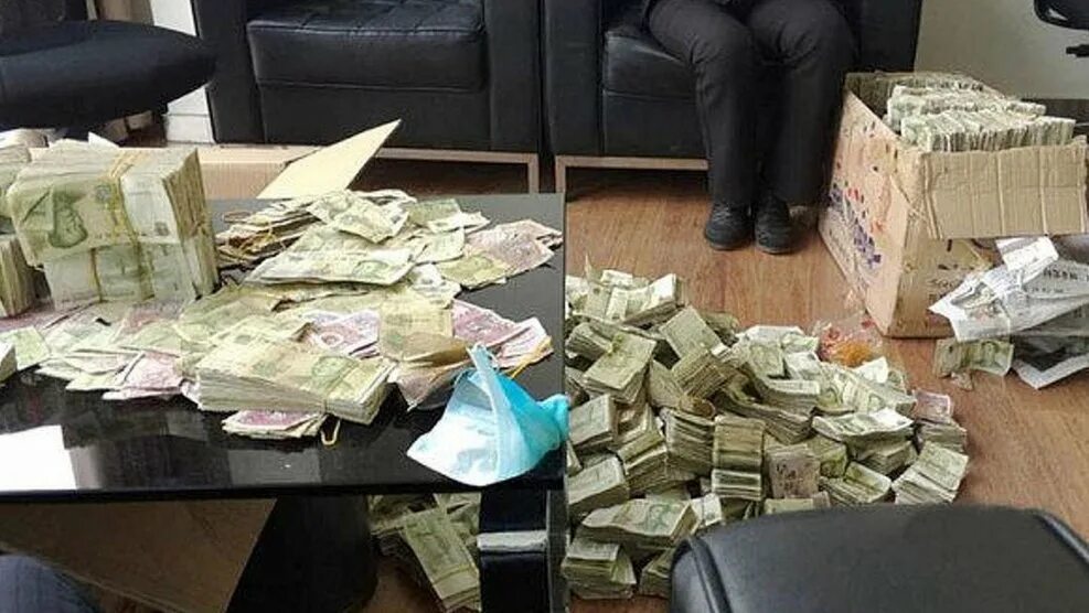 Где брать много денег. Комната с деньгами. много денег. квартира деньги. куча денег.