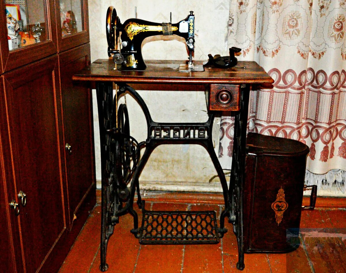 Ремонт швейной машинки зингер. Зингер швейная машинка 1902н. Швейная машинка Зингер а867968. Швейная машинка Зингера 1841. Швейная машинка Зингер 18 века.